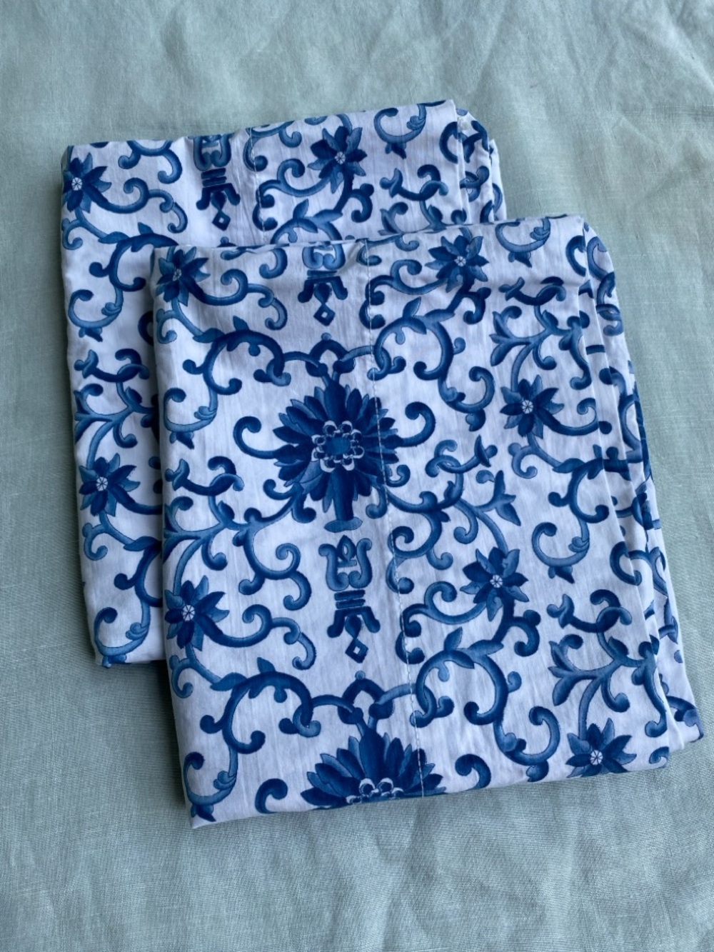 Set of 2 Lauren Ralph Lauren blue white porcelain rosette standard pillow cases - Picture 3 of 9